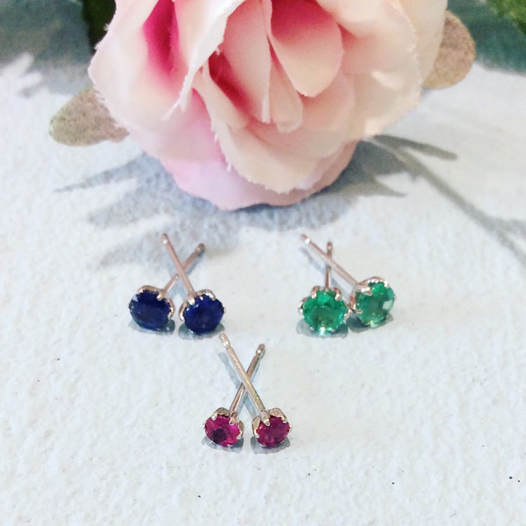 ヤマトヤ富士店 サファイア エメラルド ルビーと アクアマリンの色石ピアスのご紹介 Yamatoya